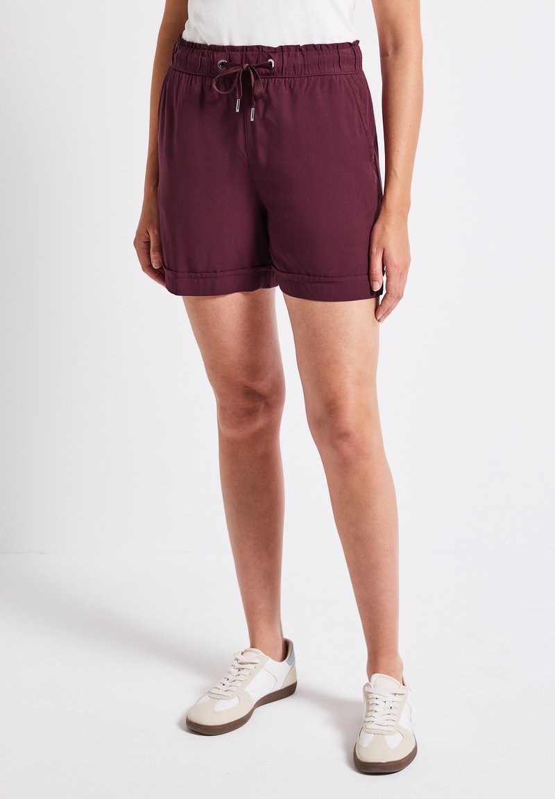Bordeaux pull-on shorts met een elastische tailleband en trekkoorddetail, met een gladde textuur en een binnenbeenlengte tot halverwege de dijen.