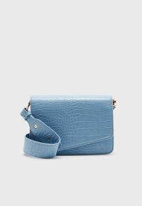 Niebieska torebka z tłoczeniem w kształcie krokodyla o wyraźnej formie, wyposażona w odpinany pasek i złote okucia, gładka w dotyku z błyszczącym wykończeniem.