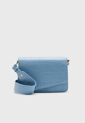 Blaue Handtasche mit Krokodilprägung und strukturierter Form, ausgestattet mit einem abnehmbaren Träger und goldfarbenen Beschlägen, glatte Textur mit glänzendem Finish.