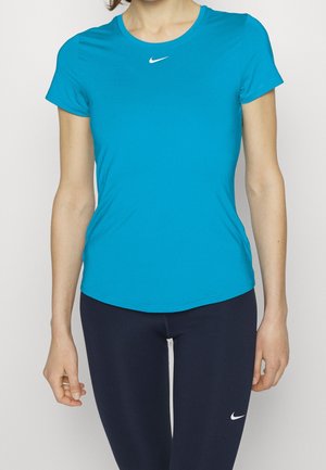 T-shirt atletico turchese con maniche corte, scollatura rotonda e logo Nike bianco sul petto. Tessuto liscio ed elasticizzato.