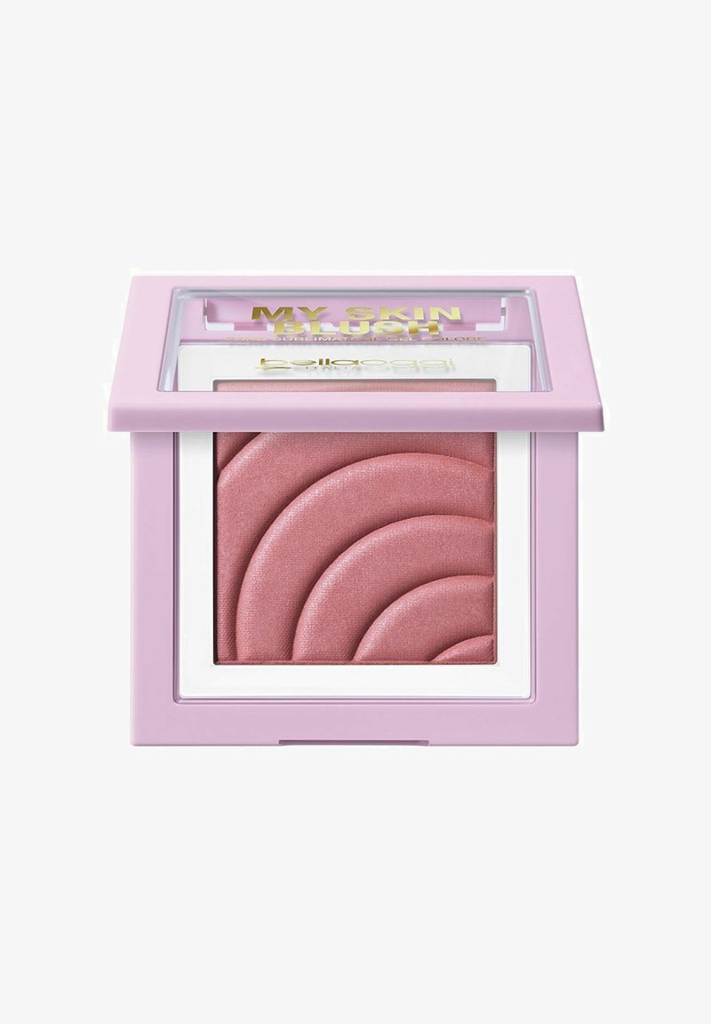 Blush compatto in un elegante astuccio quadrato color lavanda, con una polvere rosa testurizzata a onde, coperchio trasparente e testo dorato.