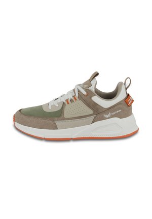 Baskets avec un mélange de matériaux beige, vert et blanc, présentant une tige texturée, des accents perforés et des détails orange sur la semelle.