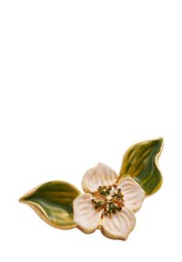 Auksinės spalvos gėlės segė, kuriame žali ir balti emaliuoti lapai, perlo formos žiedlapių centras ir žalios akcentai. Lygus, blizgus paviršius.