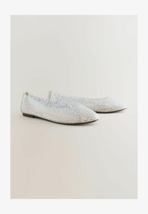 Ploske čevlje z beaded zgornjim delom v beli in svetlo modri barvi, koničastim nosom in minimalističnim oblikovanjem ter nizko peto za stabilnost.