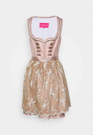 Vestido tradicional con un corpiño estructurado en rosa, botones decorativos y una falda de gasa fluida y bordada que presenta patrones florales y acentos.