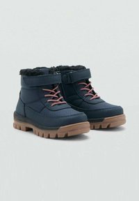 Námornícke modré členkové čižmy so svetloružovými šnúrkami a suchým zipsom. Textúrovaná tkanina s fleecovou podšívkou, gumená podrážka s hlbokými vzormi pre lepšiu priľnavosť.