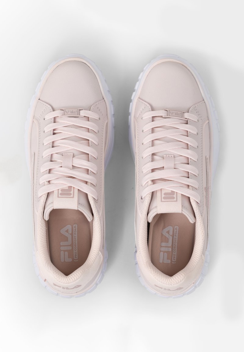 Scarpe sportive rosa chiaro con una parte superiore in sintetico liscio, suola bianca, punta tonda e sistema di allacciatura centrale; presenta il logo FILA sulla linguetta.