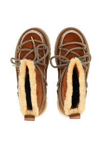 Stivali in suede marrone con fodera in pelliccia beige, lacci spessi e decorati, e suole in gomma visti dall'alto su uno sfondo bianco.