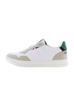Sneaker sportive bianche con accenti in suede grigio, design perforato, lacci circolari, dettagli verdi e neri sul tallone, suola in gomma testurizzata.