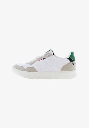 Sneaker sportive bianche con accenti in suede grigio, design perforato, lacci circolari, dettagli verdi e neri sul tallone, suola in gomma testurizzata.