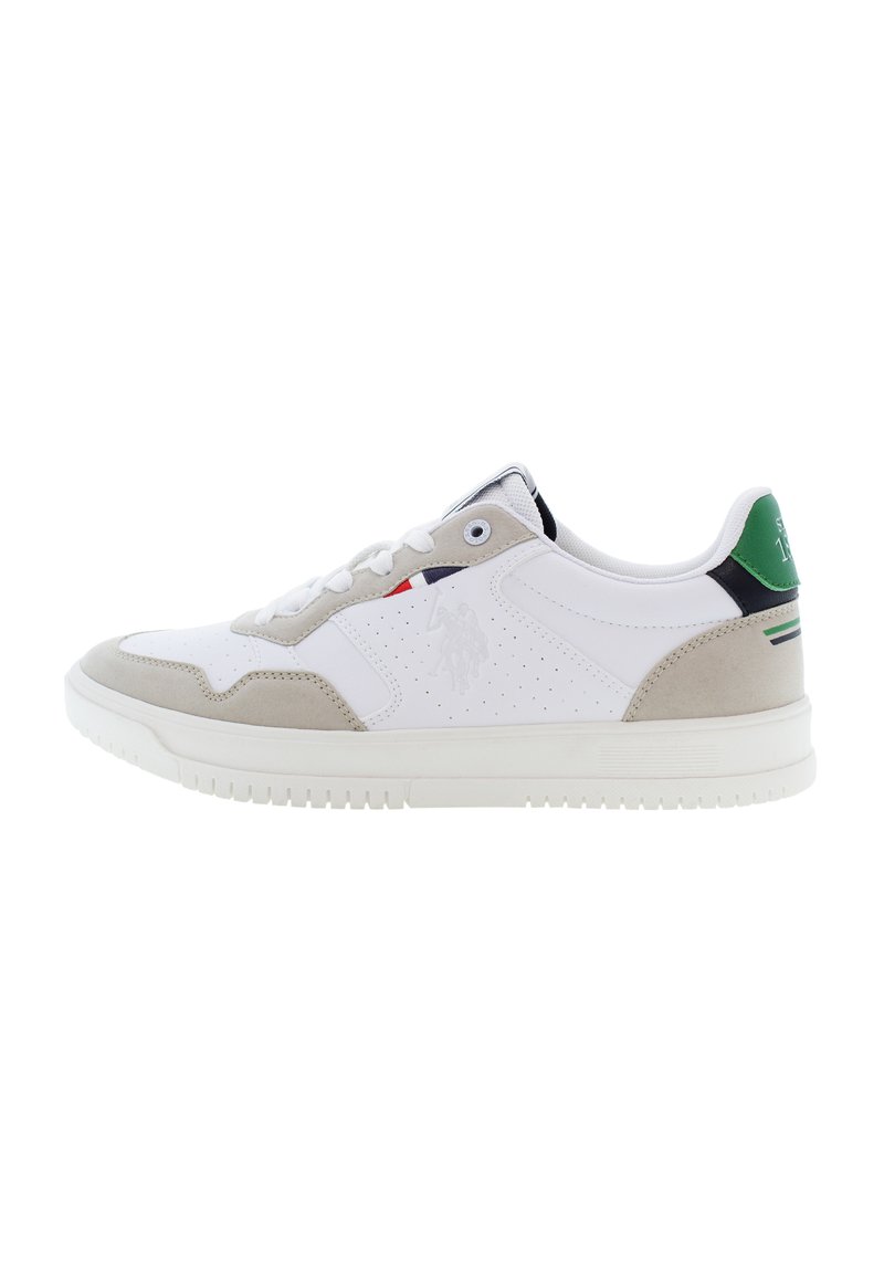 Sneaker sportive bianche con accenti in suede grigio, design perforato, lacci circolari, dettagli verdi e neri sul tallone, suola in gomma testurizzata.