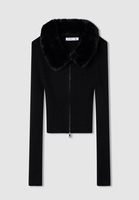 Czarny sweter z długim rękawem o prążkowanej fakturze z pełnym zamkiem z przodu i dużym, miękkim kołnierzem z sztucznego futra.