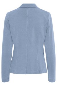 Sacou albastru deschis, croit, cu mâneci lungi, talie conică și detalii cu cusături pe partea din spate, văzut din spate.