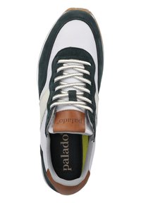 Grüner und weißer Sneaker mit Obermaterial aus Wildleder und Textil, hellbeigen Akzenten, cremefarbenen Schnürsenkeln und einem braunen Logopatch an der Zunge. Strukturiertes Profil.