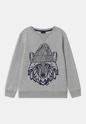 Sudadera gris de manga larga con un lobo estilizado que lleva un gorro de punto azul oscuro en arte lineal en el frente.