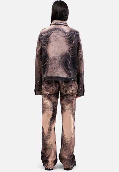 Set med denimjacka och byxor i en blekt brun och svart färgpalett, med en strukturerad yta och klassiska denimdesigninslag.