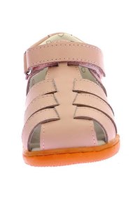 Ljusrosa lädersandal med urklippsdesign, justerbar kardborrerem och orange gummisula. Insidan har ett subtilt hjärtmönster.