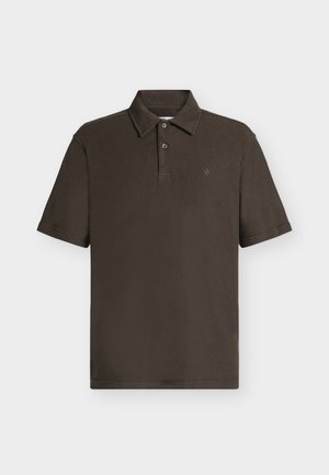 Dunkelbraunes kurzärmeliges Polohemd mit Kragen, zwei Knöpfen und kleinem besticktem Logo auf der linken Brust.