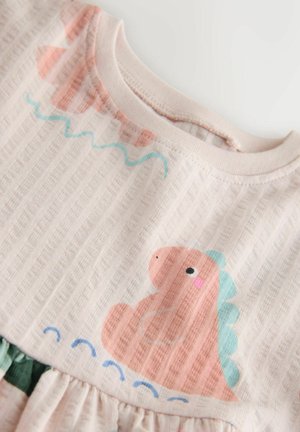 Lyserød bomuldsplagg med en struktureret overflade, med cartoon dinosaur-print, blå bølge akcenter og en samlet kant.