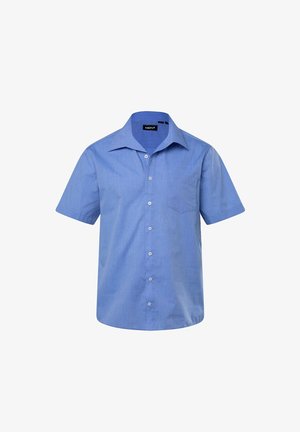 Camicetta azzurra a maniche corte realizzata in un tessuto morbido, dotata di colletto, sei bottoni frontali e una tasca sul lato sinistro del petto.