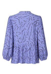 Blouse lilas avec taille froncée, manches longues bouffantes et motif abstrait noir sur toute la surface. Confectionnée dans un tissu léger et texturé.