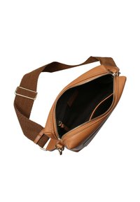 Braune Leder-Umhängetasche mit strukturiertem Oberflächen, verstellbarem Stoffgurt, Reißverschlussverschluss und dunklem Innenraum mit Taschen.