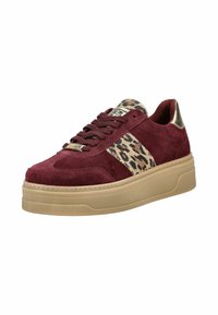 Sneaker in suede bordeaux con striscia laterale in stampa leopardata, suola in gomma beige e dettagli in oro sul tallone e nell'area dei lacci.