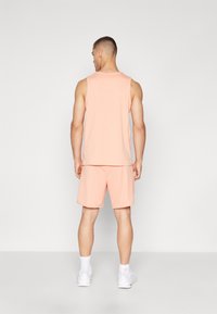 Nike Performance TOTALITY - Pantalón corto de deporte - apricot agate/black