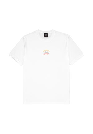 T-shirt bianca a maniche corte con collo tondo con piccolo squalo ricamato e testo "Paul & Shark yachting" in giallo e rosso sul petto.