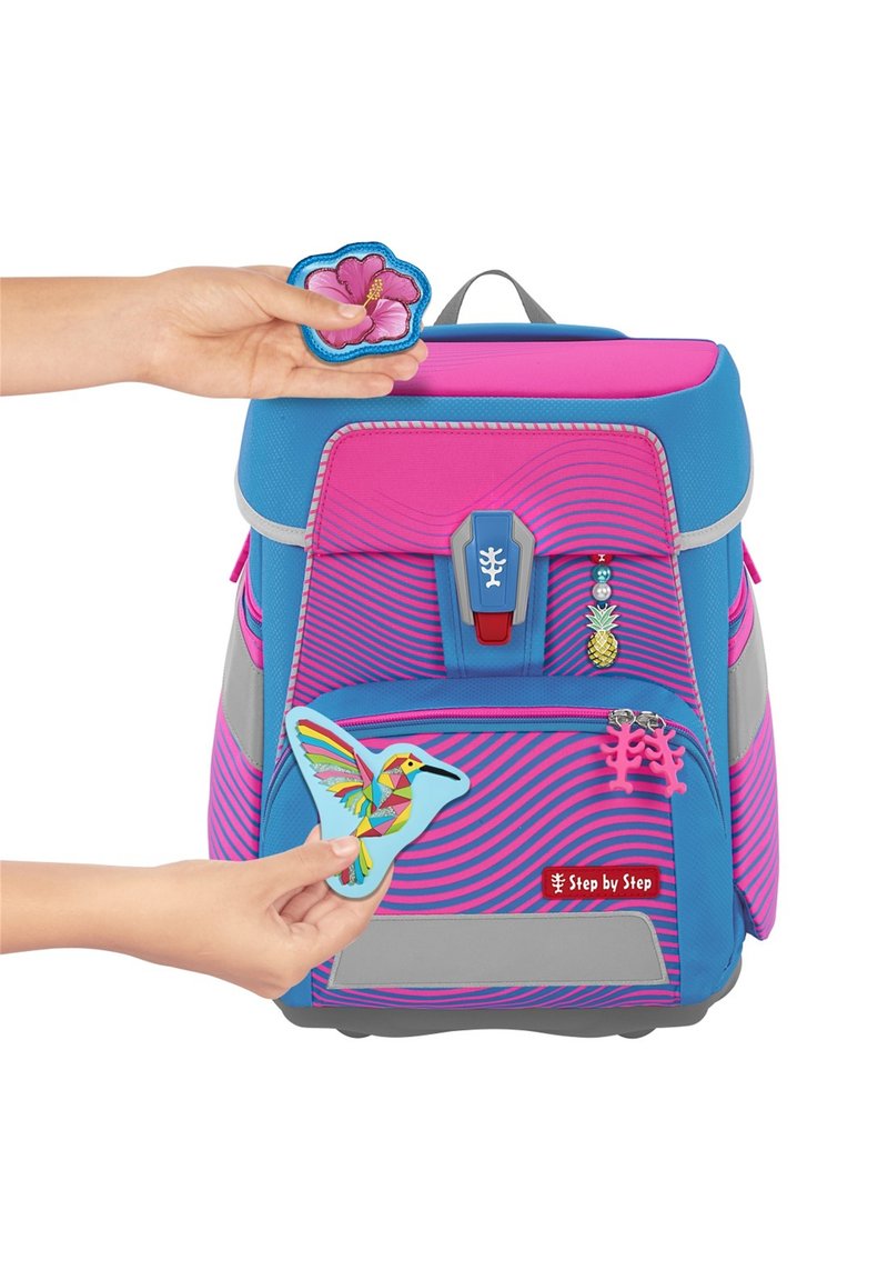 Blauwe en roze rugzak met een gestructureerde afwerking, voorzien van decoratieve patches, waaronder een roze bloem en een kleurrijk kolibrie-ontwerp.