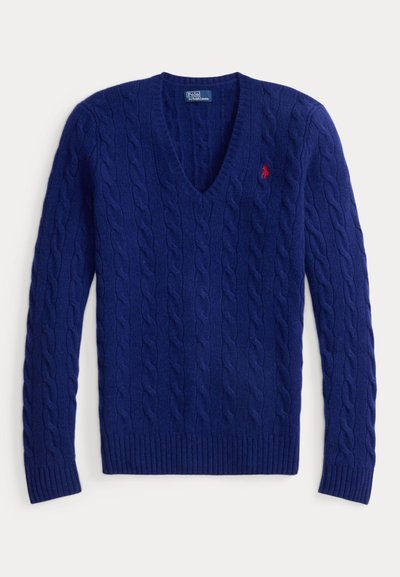 Sweater azul-marinho em malha, com decote em V, punhos e bainha canelados, apresentando um pequeno logo vermelho do lado esquerdo do peito. Feito de material macio.