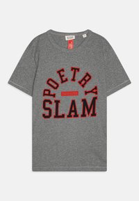 Grå kortærmet t-shirt med et dristigt rødt og sort grafisk tryk, der står "POETRY SLAM" med et mærketiket nedenunder. Blødt bomuldsstof.