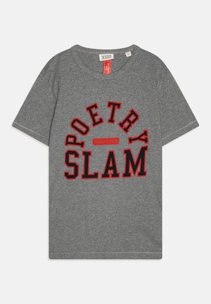 T-shirt grigio a maniche corte con una grafica audace rossa e nera che recita "POETRY SLAM" con un'etichetta di marca sottostante. Tessuto di cotone morbido.