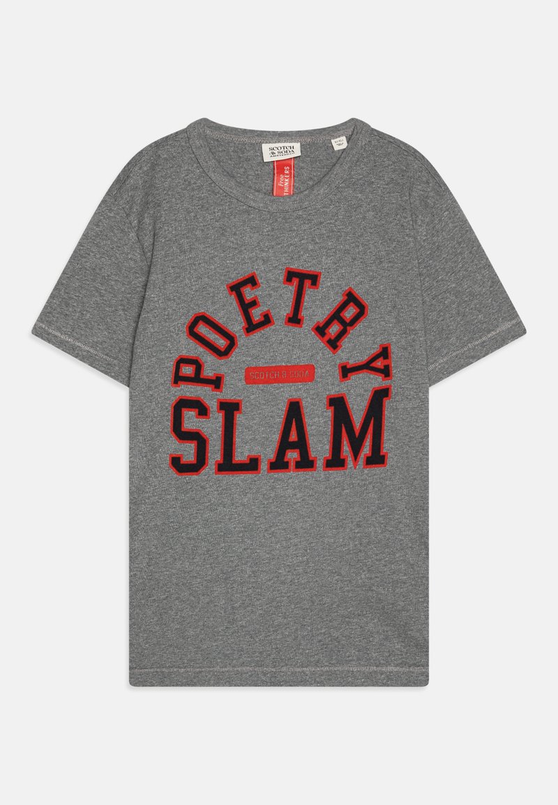 Grå kortærmet t-shirt med et dristigt rødt og sort grafisk tryk, der står "POETRY SLAM" med et mærketiket nedenunder. Blødt bomuldsstof.