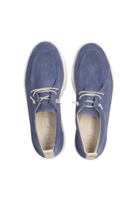 Scarpe di camoscio blu con una texture liscia, suole in gomma bianca, design minimalista e lacci elastici. Gli accenti includono il logo sulla soletta.