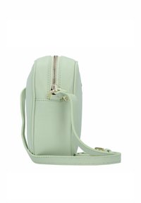 Borsa a tracolla in pelle verde menta con texture liscia, chiusura superiore con cerniera e tracolla regolabile. Forma rettangolare compatta.