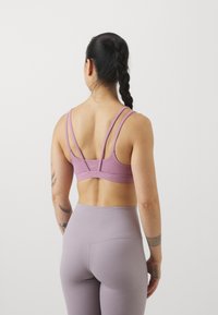 Nike Performance ZENVY STRAPPY - Sports-BH-er med lett støtte - plum dust