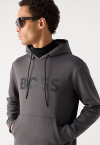 BOSS SOODY TAPE LOGO - Džemperis su gobtuvu - dark grey
