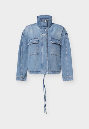 Svetlomodrá denimová bunda s vysokým golierom, zapínaním na gombíky vpredu, dvoma náprsnými vreckami s klapkami, dlhými rukávmi a nastaviteľným sťahovacím šnúrkou na spodnom leme.