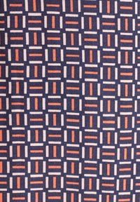 Marinfärgad tyg med ett rutmönster av växelvis små rektanglar i orange, vitt och ljusrosa, med en texturerad, vävd yta.