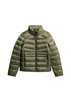 Chaqueta de plumas verde oliva con cuello alto, diseño de acolchado horizontal, cremallera frontal y dos bolsillos laterales con cremallera.