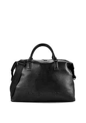 Sac de voyage Valentino en cuir noir avec deux poignées, bandoulière amovible et nom de marque embossé au centre devant.