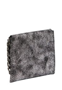 Fekete és ezüst textúrájú clutch táska, egy oldalán láncdróttal, sima, szögletes formával, kompakt kialakítással.