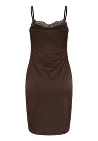 Robe nuisette en satin marron avec de fines bretelles spaghetti et une bordure en dentelle à l'encolure, présentée sur fond blanc.