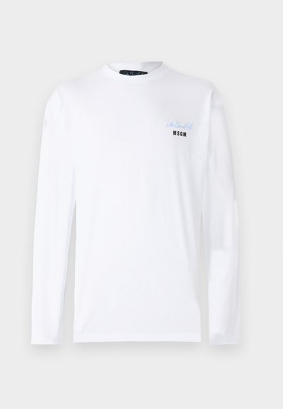 Tricou alb cu mânecă lungă, din bumbac. Are un text mic, albastru și negru, pe zona din stânga a pieptului, decolteu rotund și croială standard.