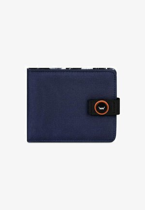 Námořnická látková peněženka s texturovaným povrchem, vybavená černým elastickým páskem a oranžovým kruhovým prvkem pro uzavření. Obdélníkový tvar.