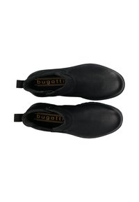 Schwarze Leder-Stiefeletten mit elastischen Seitenteilen und einem Zuglaschen. Weiches Innenfutter und eine strukturierte Sohle für besseren Halt. Sichtbares Logo.