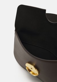 Furla SFERA - Torba čez telo - cioccolato
