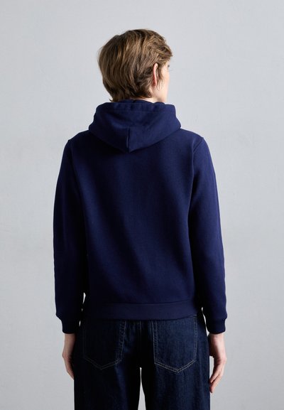 Himmelblaues Kapuzen-Sweatshirt aus weichem Stoff, mit gerippten Bündchen und Saum, von hinten mit lässiger Passform betrachtet.