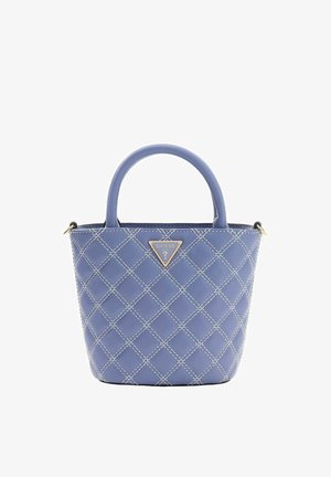 Sac à main bleu matelassé en matériau synthétique, avec un logo doré triangulaire, des poignées courtes et des coutures blanches contrastantes.